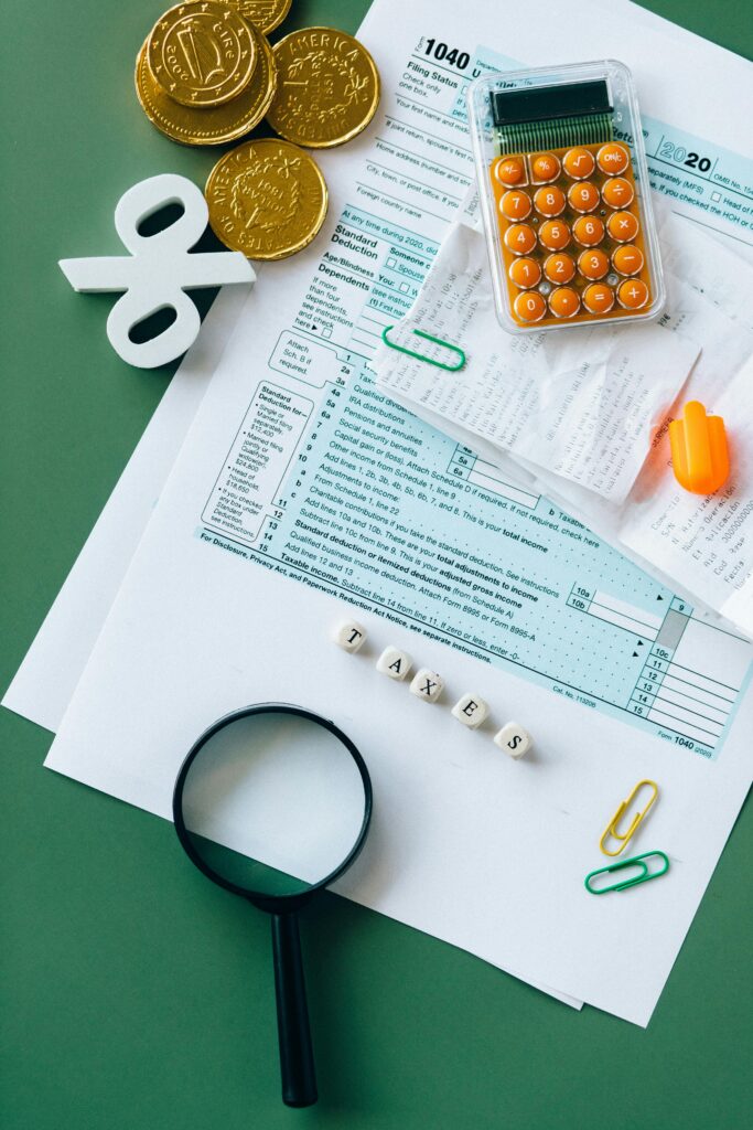 Documents comptables et medicaments sur un bureau